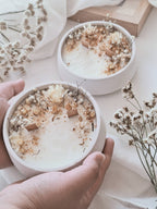 Håndstøpt duftlys i krukke med tørkede blomster – Floral