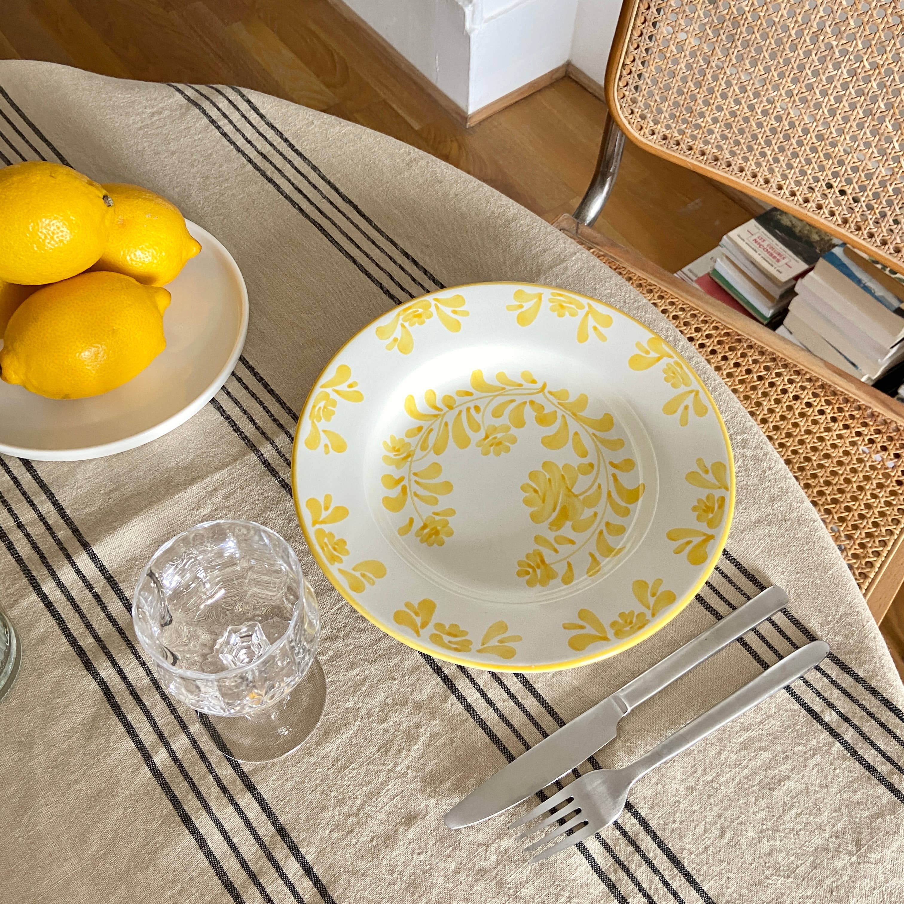 Keramikkasjett med gule blomster - Alda