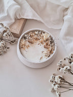 Håndstøpt duftlys i krukke med tørkede blomster – Floral