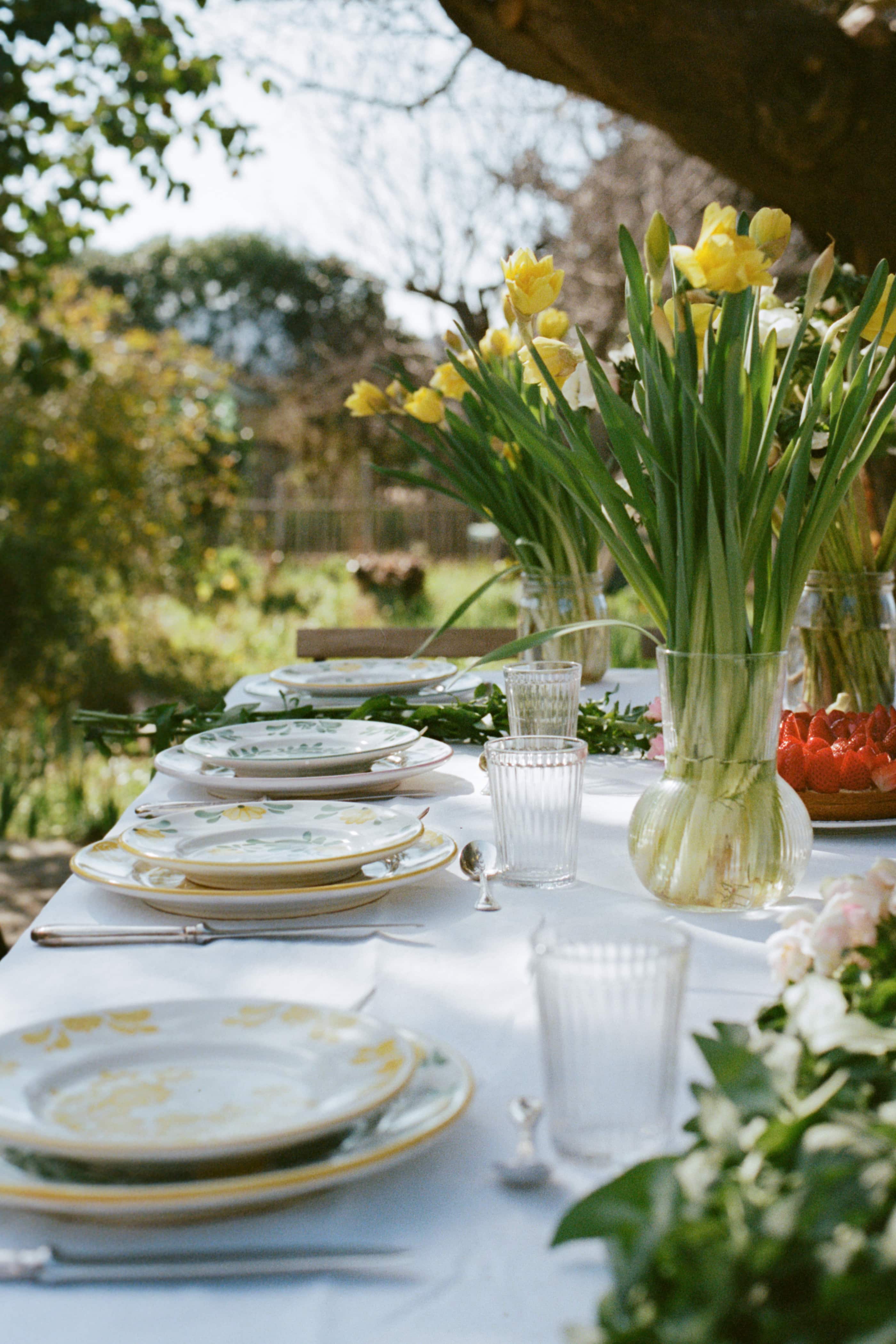 Keramikkasjett med gule blomster - Alda