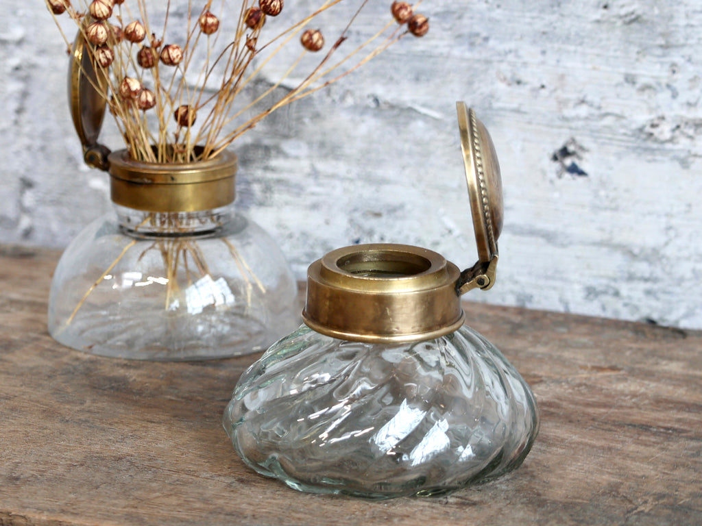 Liten fransk vase med tvist