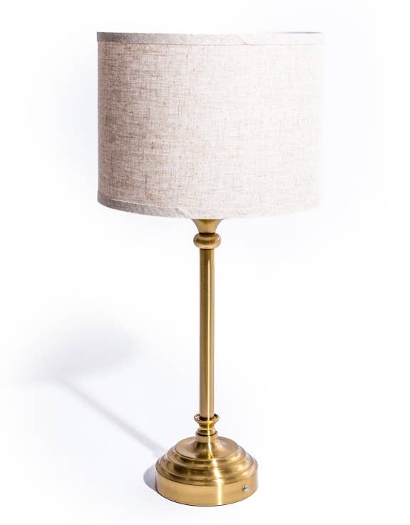 Stor Klassisk Bordlampe i Messing med Havrefarget Sylinderskjerm