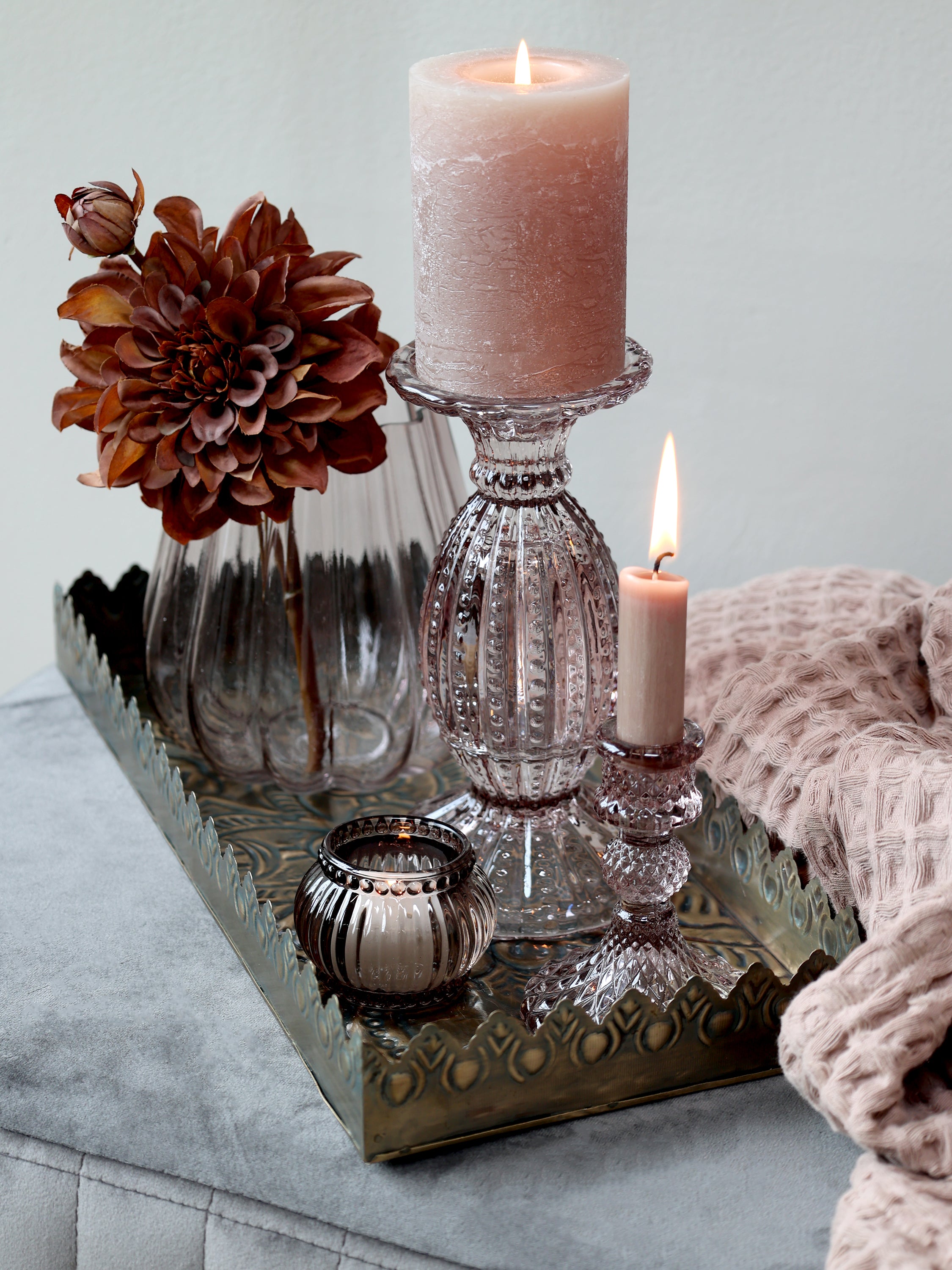 Høy lysestake med perlekant